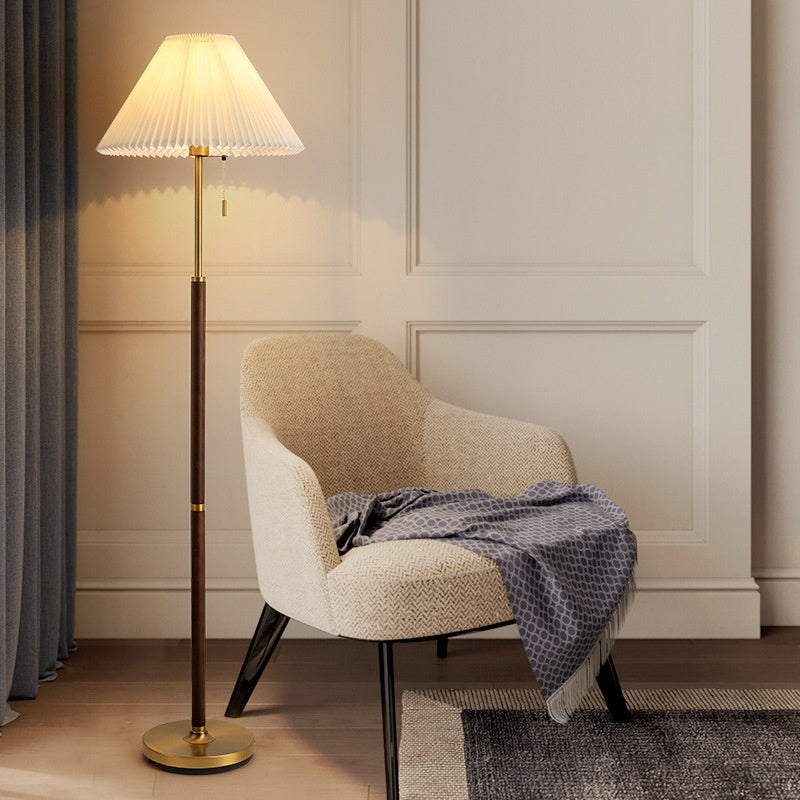 Luma Pleat – Elegancka Lampa Podłogowa z Plisowanym Abażurem