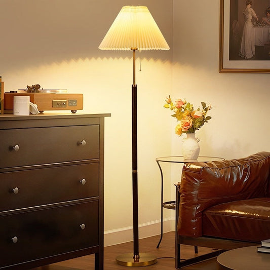 Luma Pleat – Elegancka Lampa Podłogowa z Plisowanym Abażurem