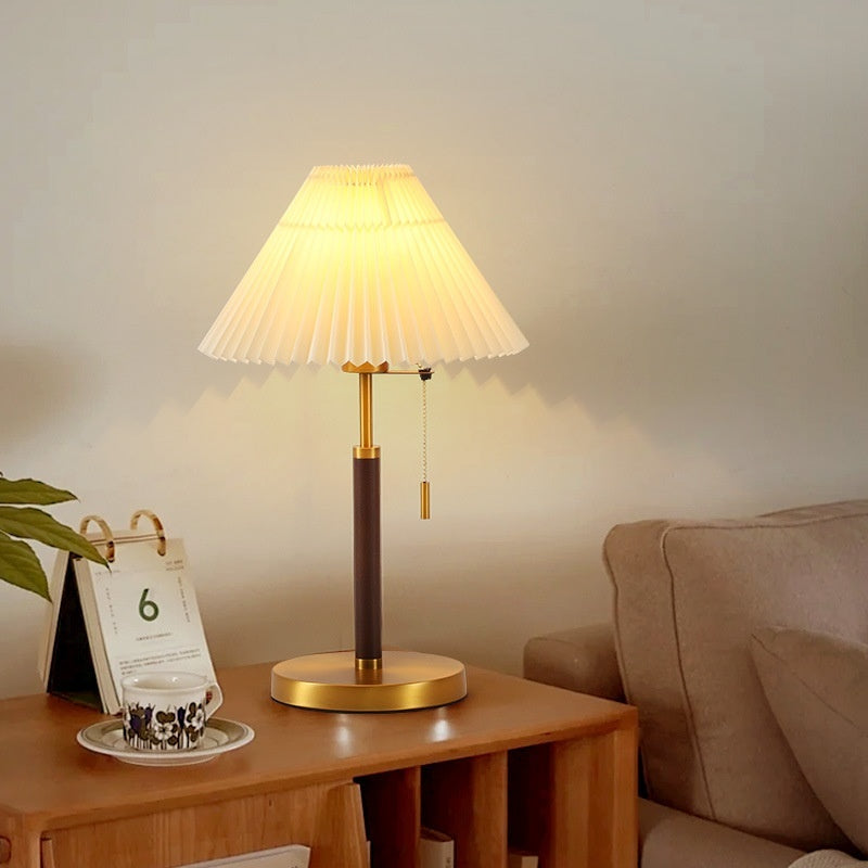 Luma Pleat – Elegancka Lampa Podłogowa z Plisowanym Abażurem