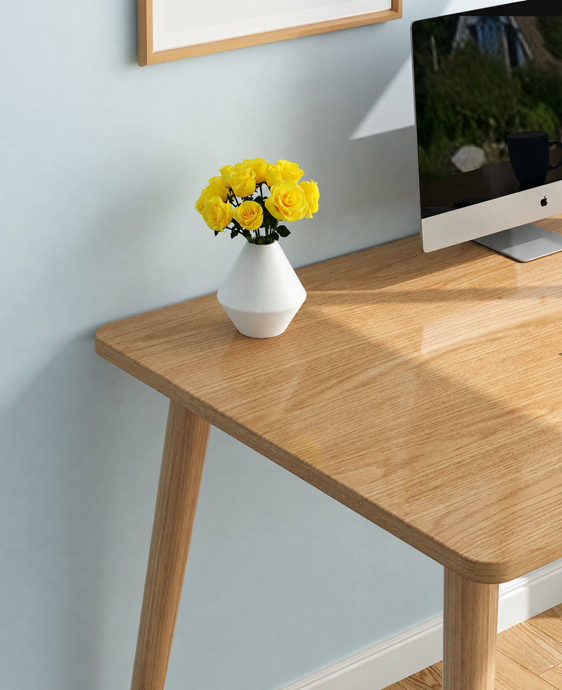Compact Nordic desk