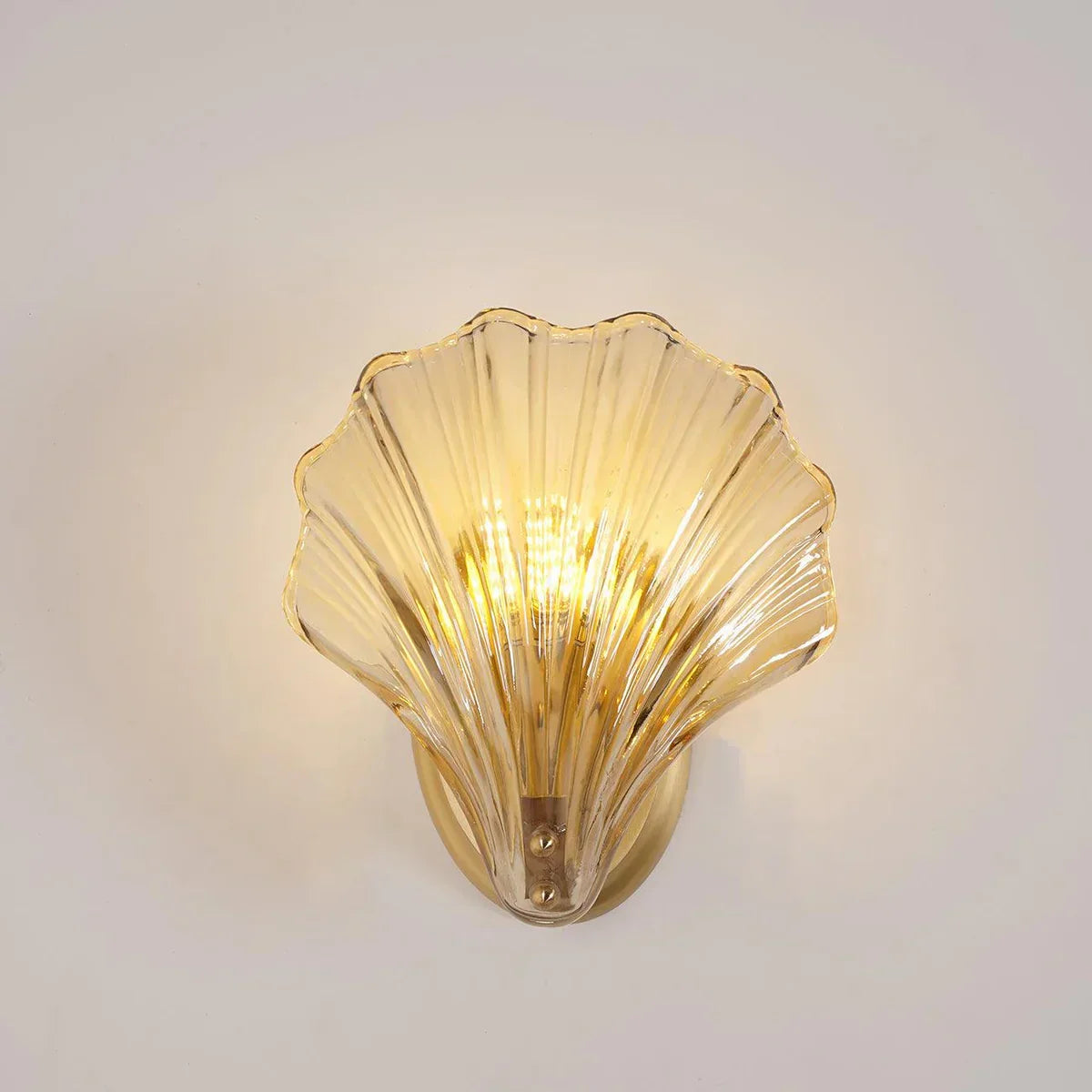 Pearl Shell Wall Lamp – sea-inspired elegance with warm light