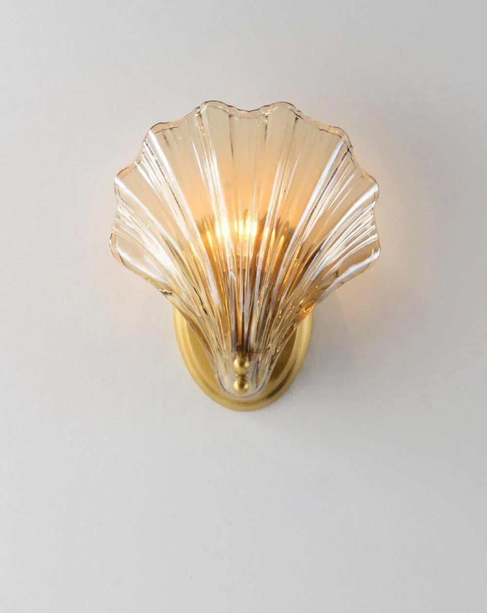 Pearl Shell Wall Lamp – sea-inspired elegance with warm light